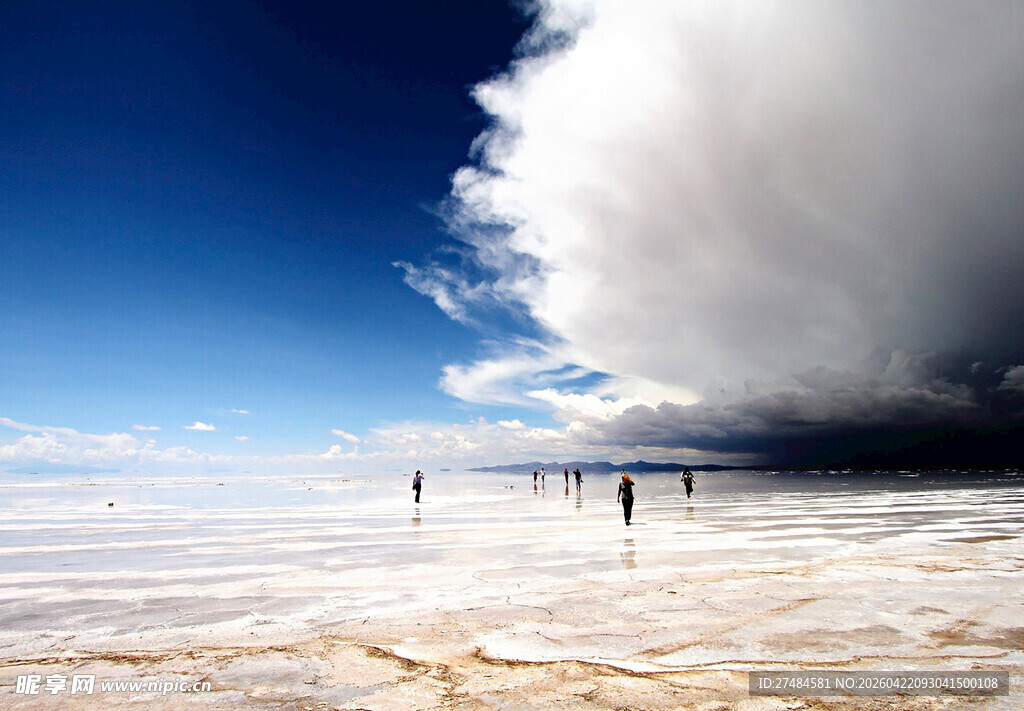 广阔盐湖上的壮观积雨云