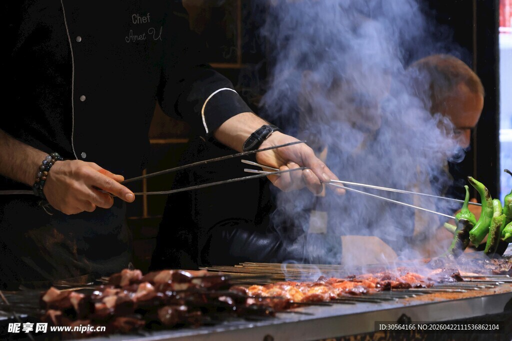 街头美味烧烤现场制作