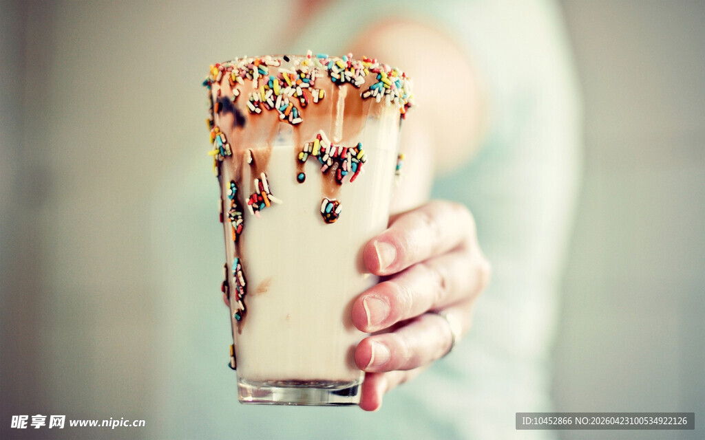 手持缤纷装饰奶昔