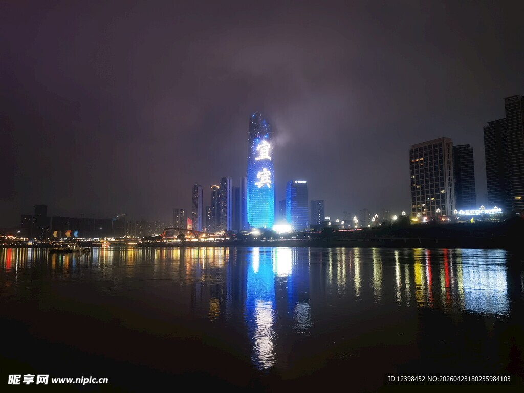 城市夜景中的璀璨灯火