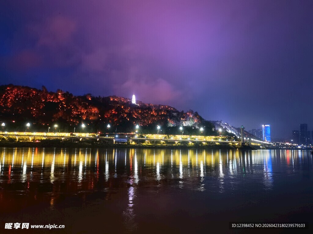 城市江畔夜景迷人风光