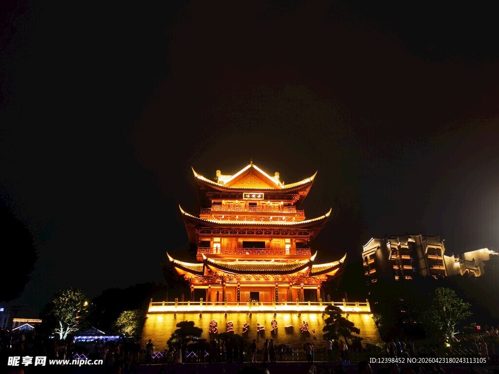 夜晚璀璨的古典阁楼建筑