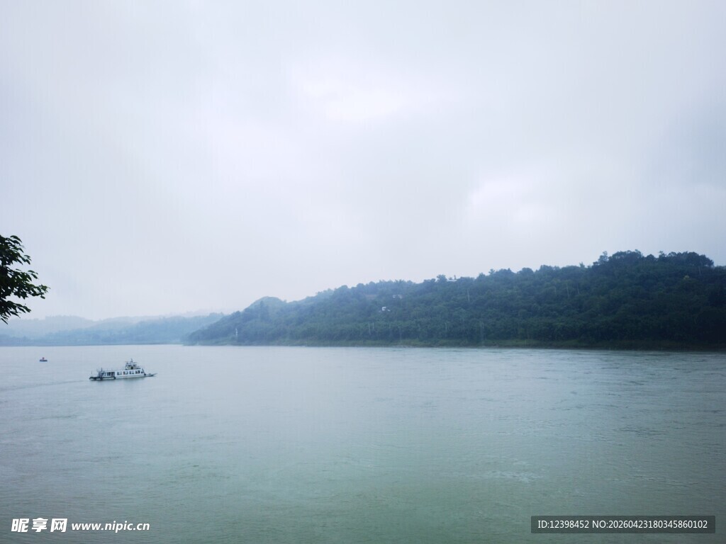 宁静山水间的孤舟景色