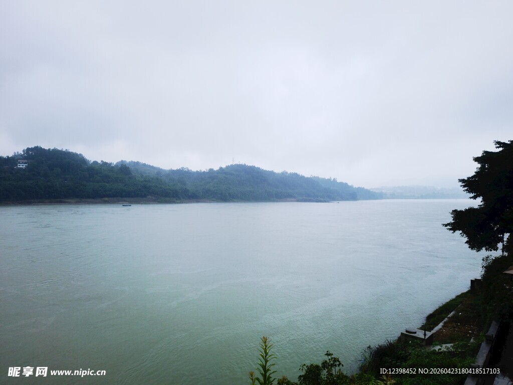 宁静湖畔的山水景致