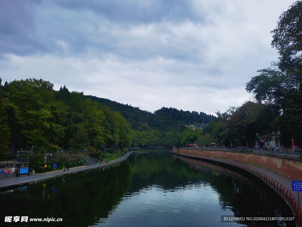 河畔绿树环绕的宁静风景