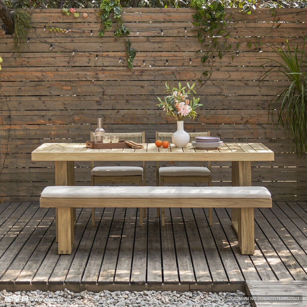 户外木质餐桌椅庭院景致