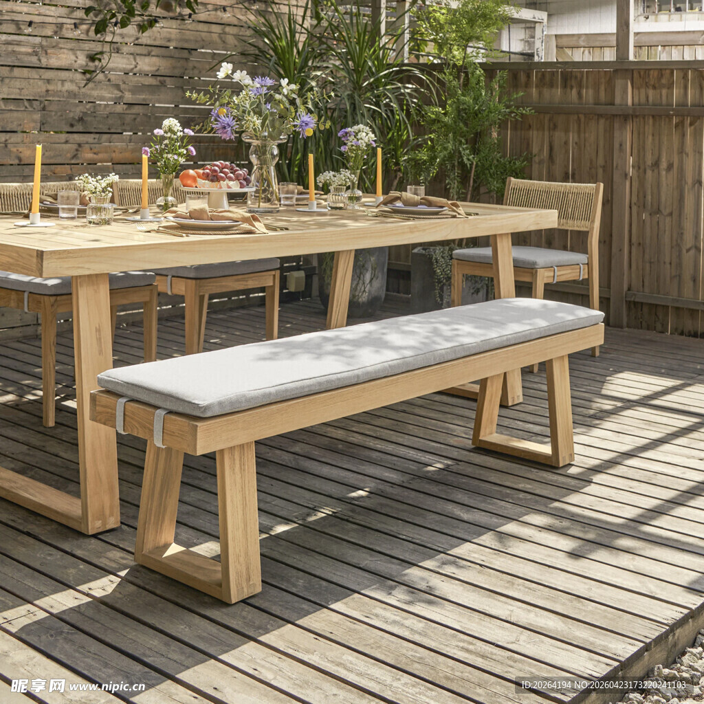 户外木质餐桌椅组合场景
