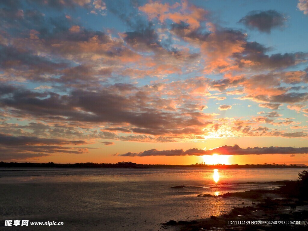 海边绚烂日落美景