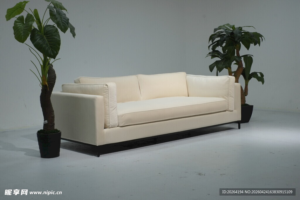 简约白色沙发与绿植搭配