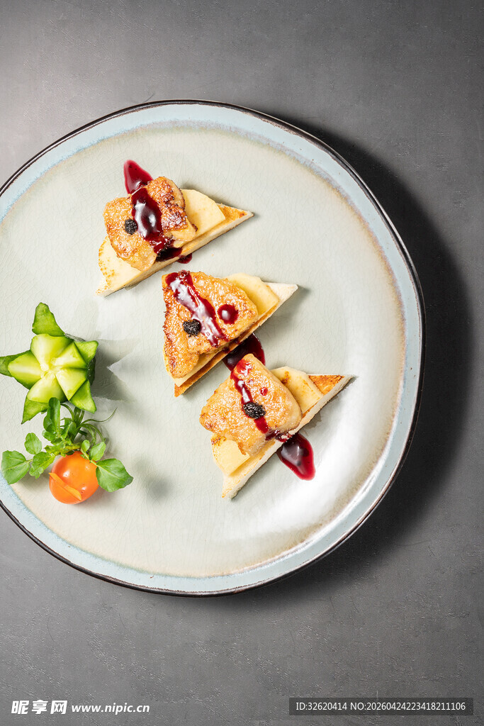 三角糕点配清新蔬菜