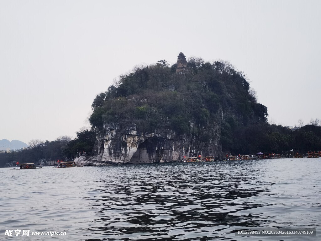水上孤岛绿意浓