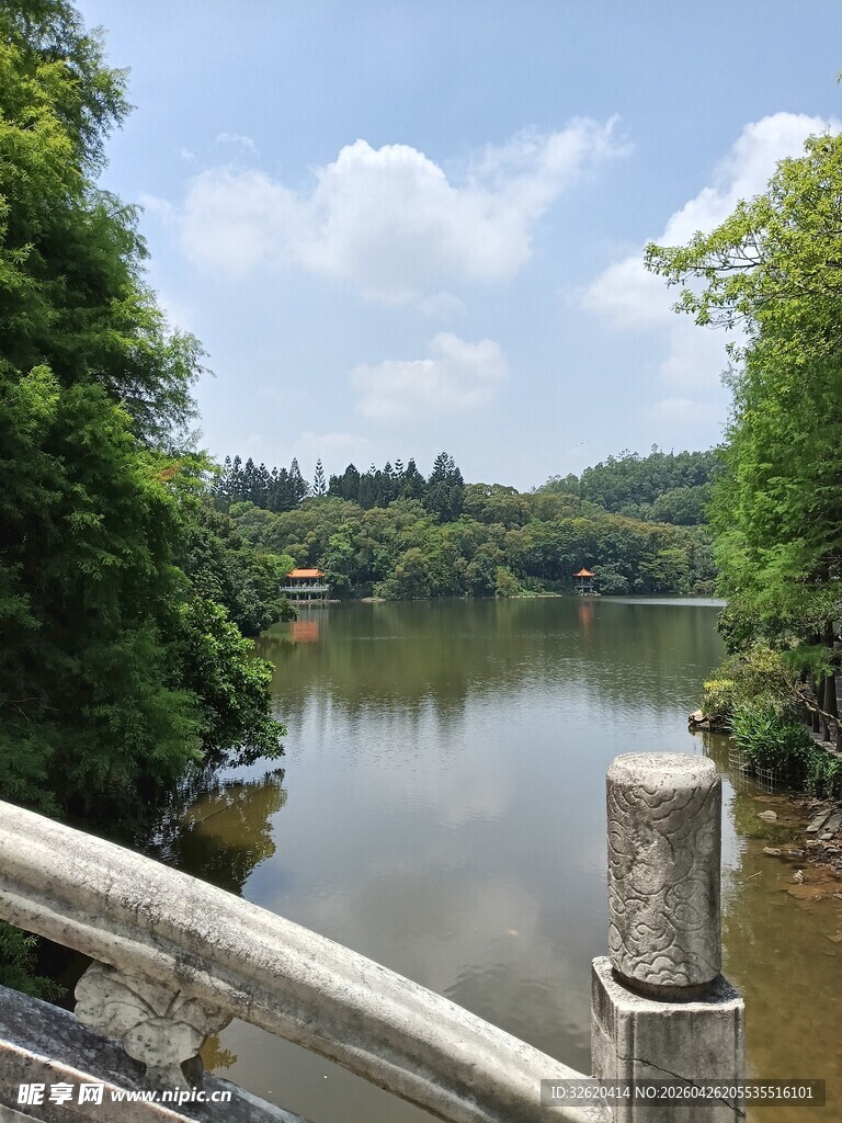 湖畔木栏处的秀丽风光