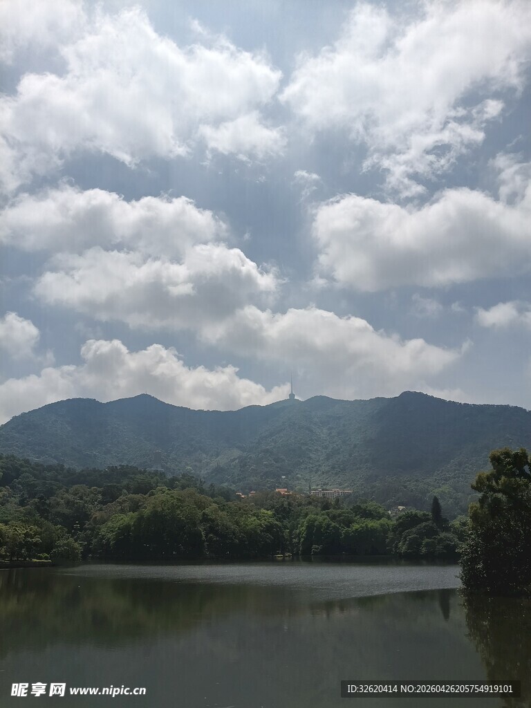 湖光山色间的自然美景