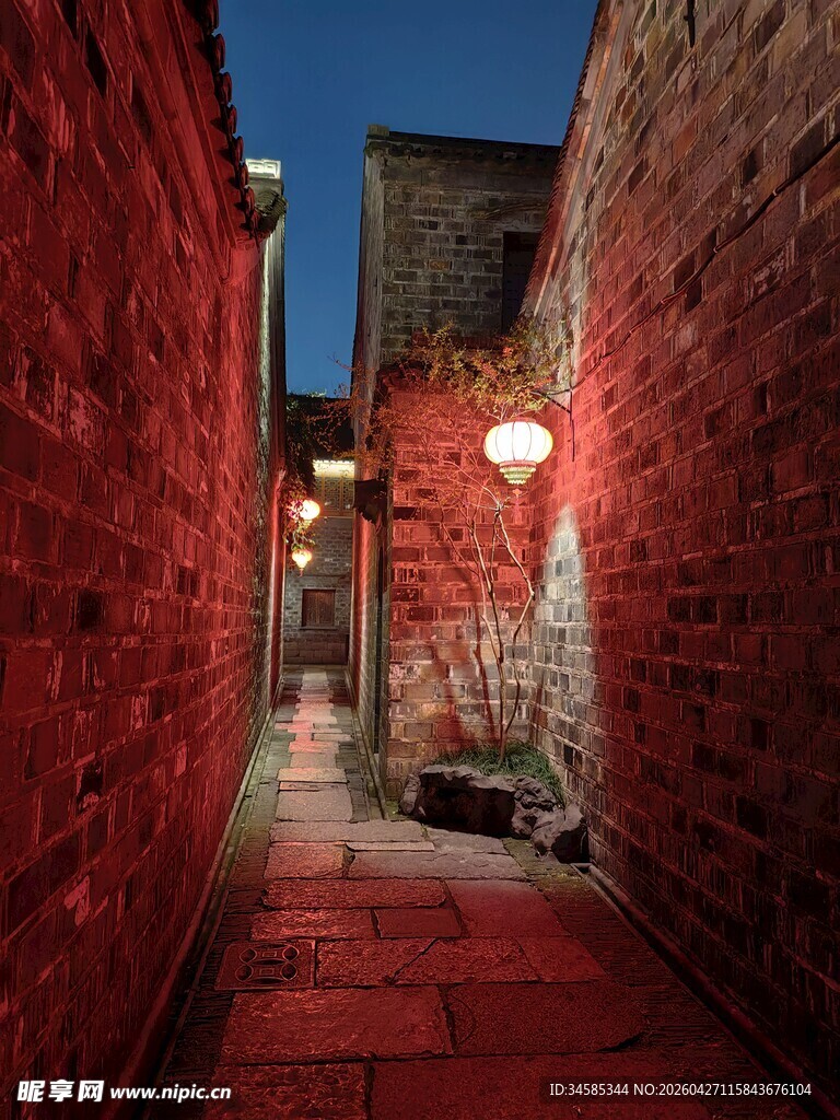 古巷红灯映暮色