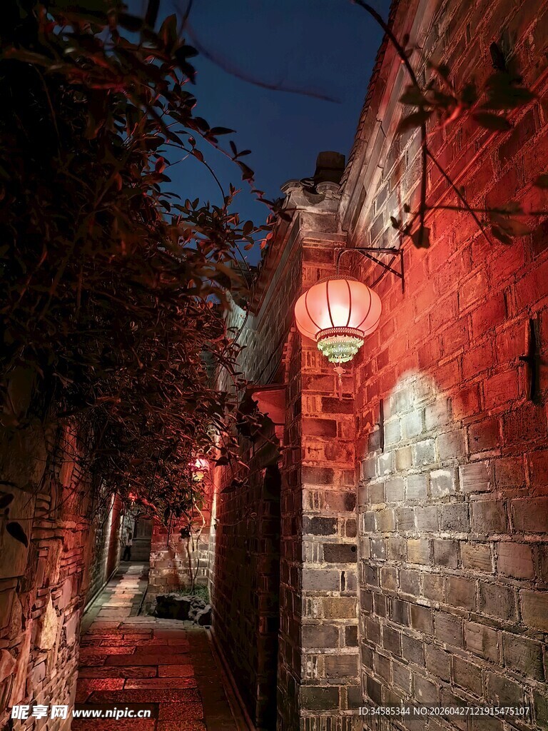 古巷夜色灯笼点亮静谧时光