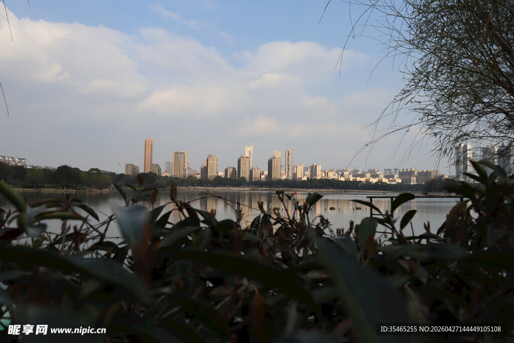 湖畔城市风光远景