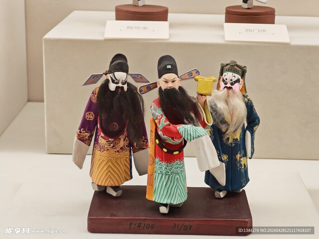 传统戏曲人物木雕摆件