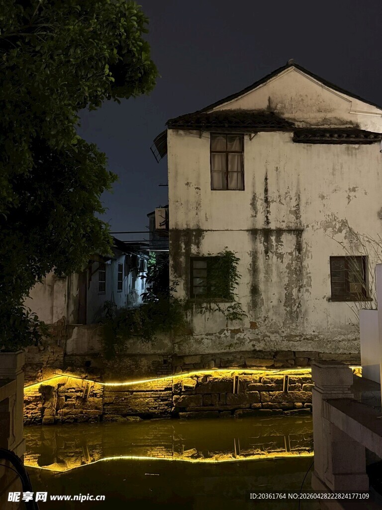 夜下古宅