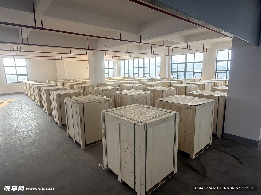 空旷仓库内的大量白色箱体