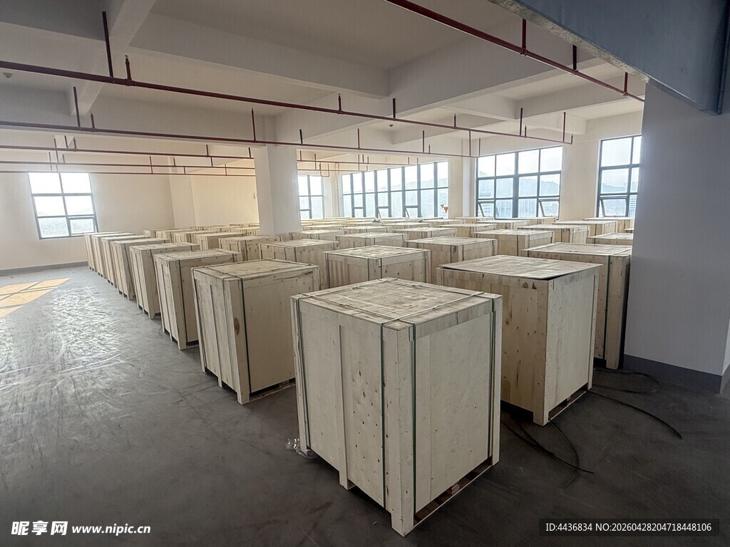 空旷厂房内的多组白色柜体