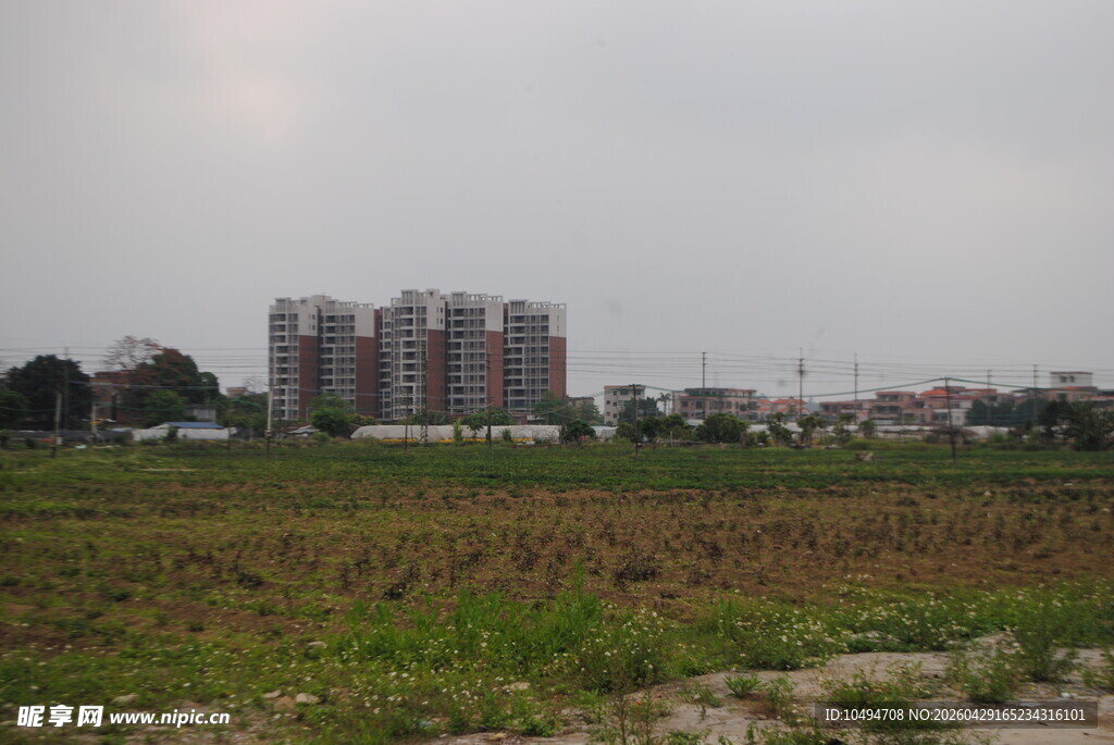 田野旁的城市楼盘建筑