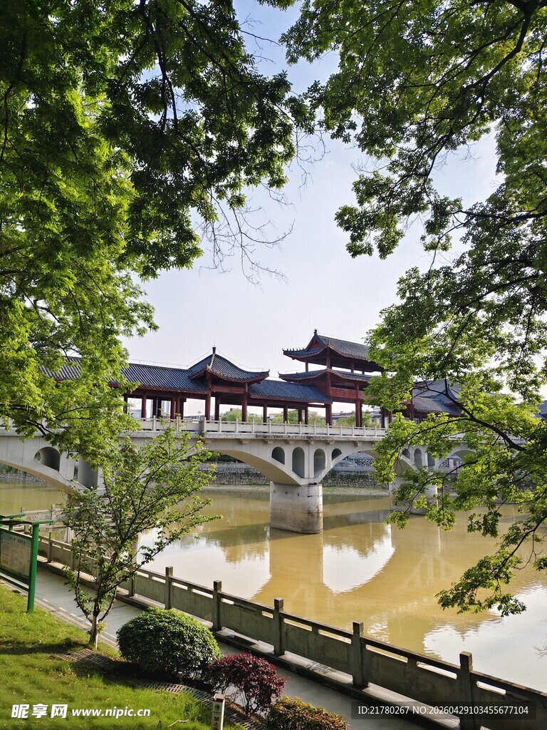 中式园林湖畔古建筑景观