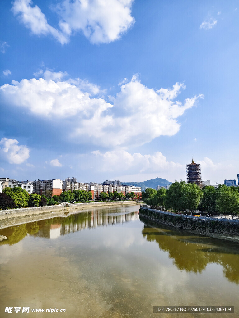 河畔城市风光 蓝天白云