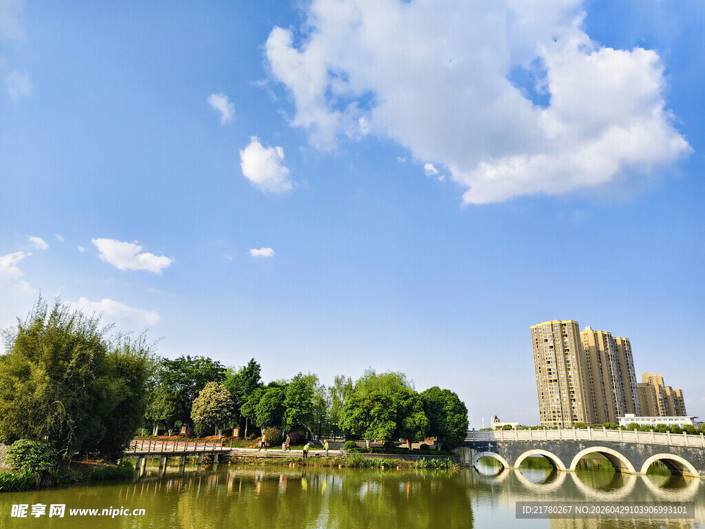 湖畔城市风光美景