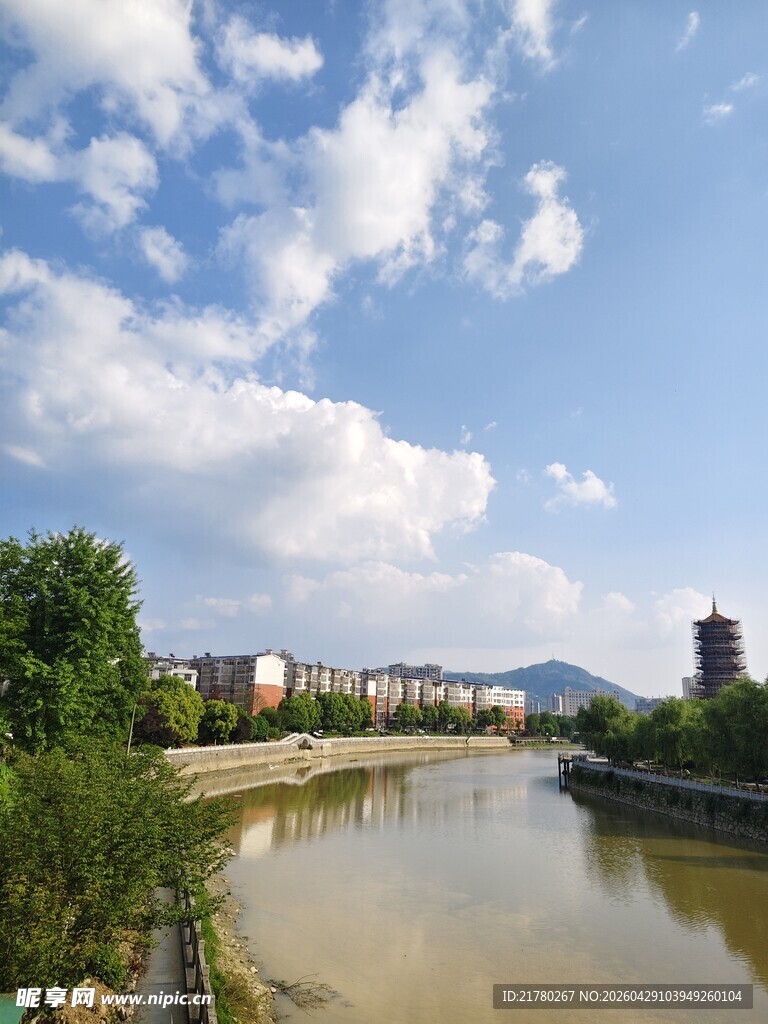 河畔蓝天绿树 城市风光