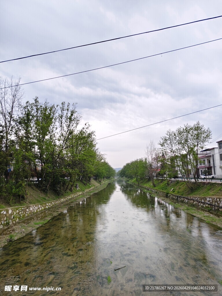 乡村小河畔的宁静景致