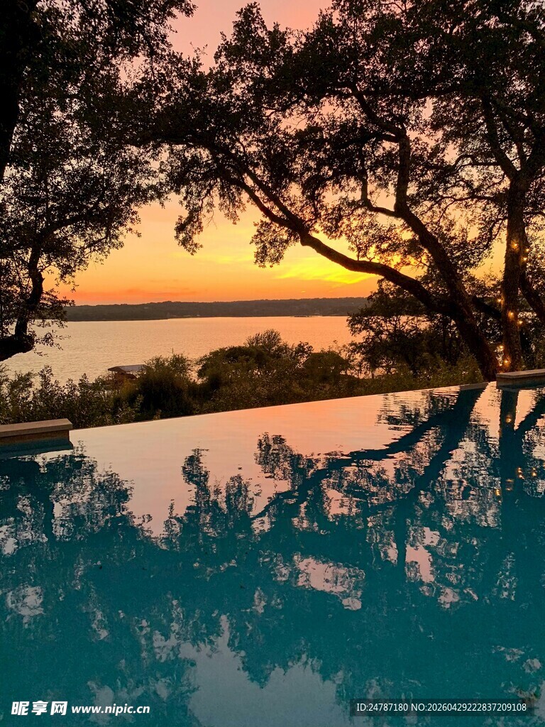 夕阳游泳池
