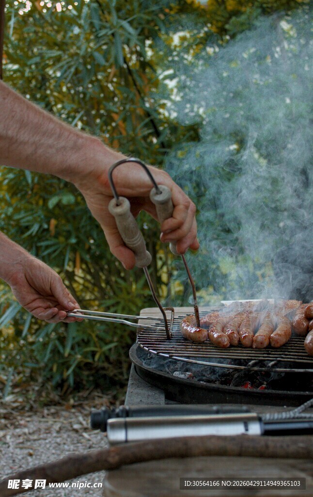户外烤肉场景