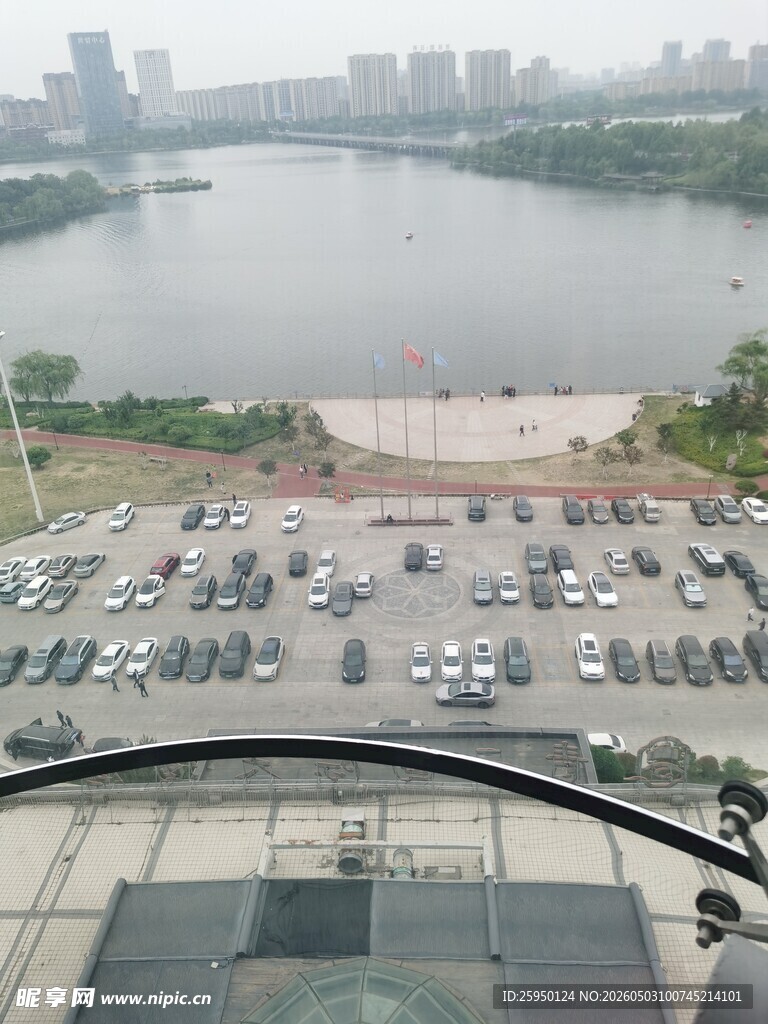 俯瞰城市停车场与水域景观
