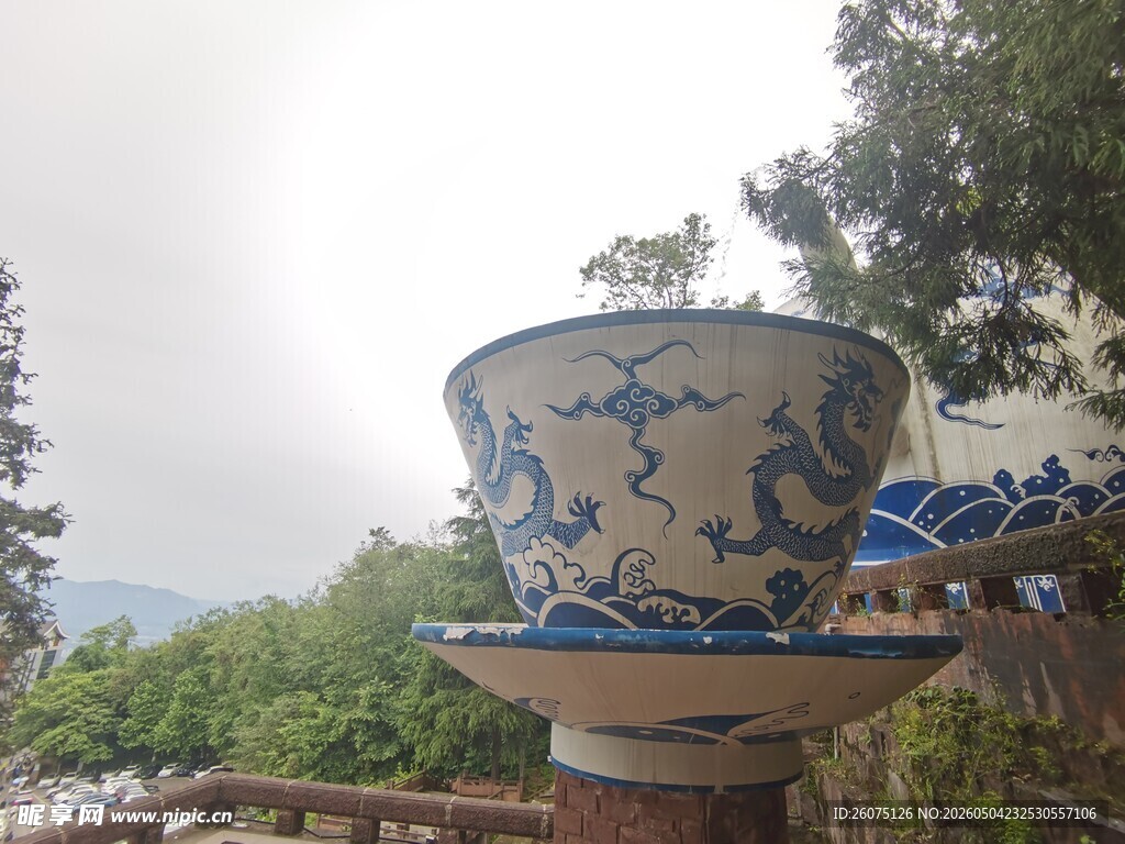 蓝白花纹陶瓷茶碗雕塑