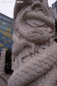 汉白玉的雕龙柱子1