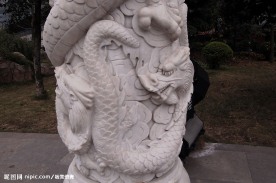 汉白玉的雕龙柱子2