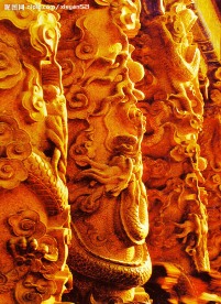 雕刻龙柱
