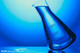 蓝色背景的瓶子