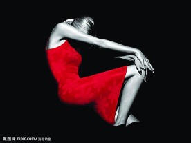 黑色背景红色裙子低头女模特儿