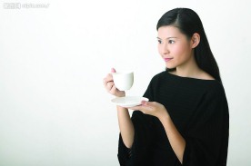 喝茶的女人