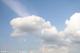 光柱穿透朵朵白云