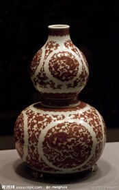 釉里红团龙纹葫芦瓶