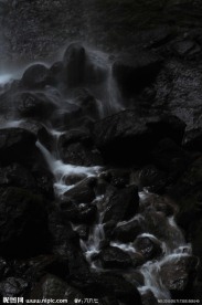 重庆龙水峡喀斯特峡谷地缝景区溪水