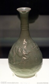 龙泉窑青釉凸花海水云龙纹瓶