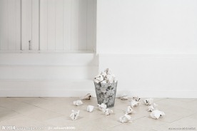 垃圾桶里的废纸