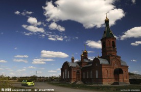 教堂旁边的小汽车