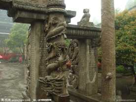 石头龙柱子