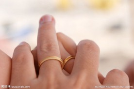 戴戒指的双手