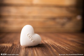 木制背景情人节心