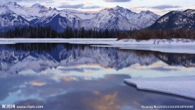 湖泊雪景